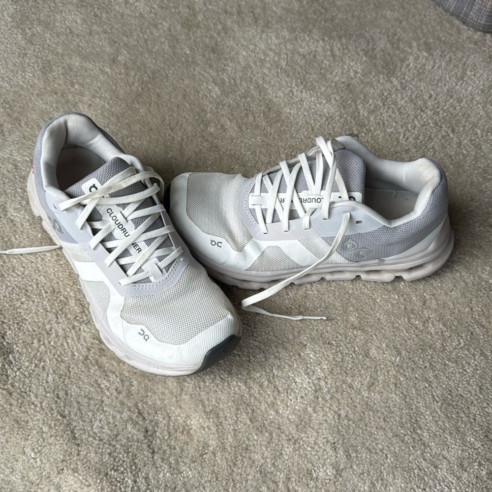 Women’s cloudrunner size 7.5